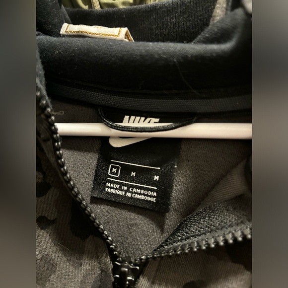 Nike black camouflage tech fleece (no zip up on the arm) Size M Men - Picture 8 of 8